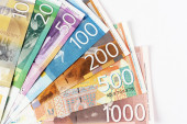 Očekujte 5.000 dinara na računu: Danas počinje isplata pomoći mladima