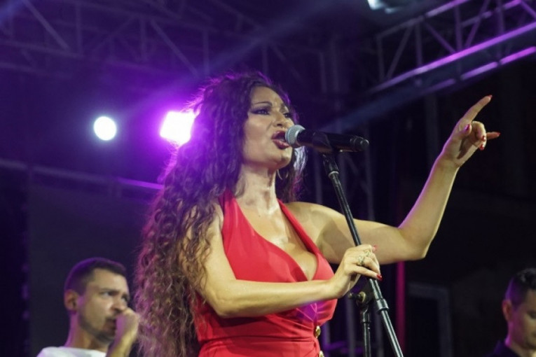 Incident! Devojka gađala Cecu usred nastupa: Pevačica jedva izbegla da je pogodi u glavu (VIDEO)