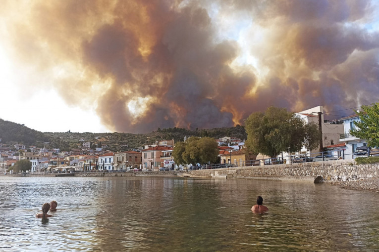 Srbi hrle u Grčku, ne haju za požare! Sezona na Eviji propala, ali niko ne odustaje od letovanja