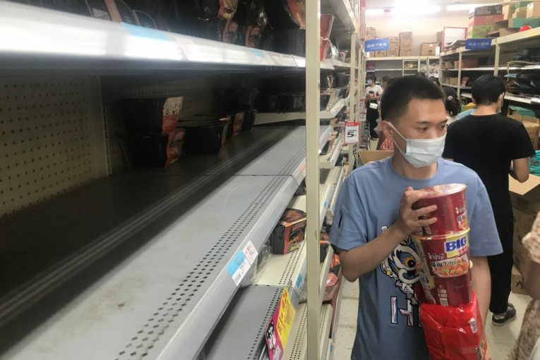 Kinezi pohrlili u prodavnice u Vuhanu: Zbog straha od novog lokdauna - dugi redovi, rafovi prazni (FOTO)