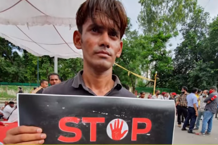 Narod besan na ulicama Nju Delhija već četvrti dan: "Vratite mi moje dete" (VIDEO)