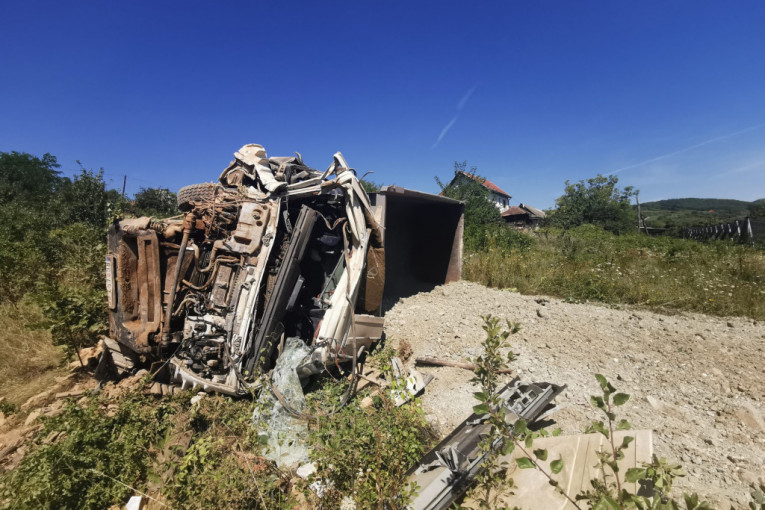 Jezive fotografije saobraćajne nesreće kod Čačka: Kamion sleteo s puta, rušio sve pred sobom! Vozač teško povređen!