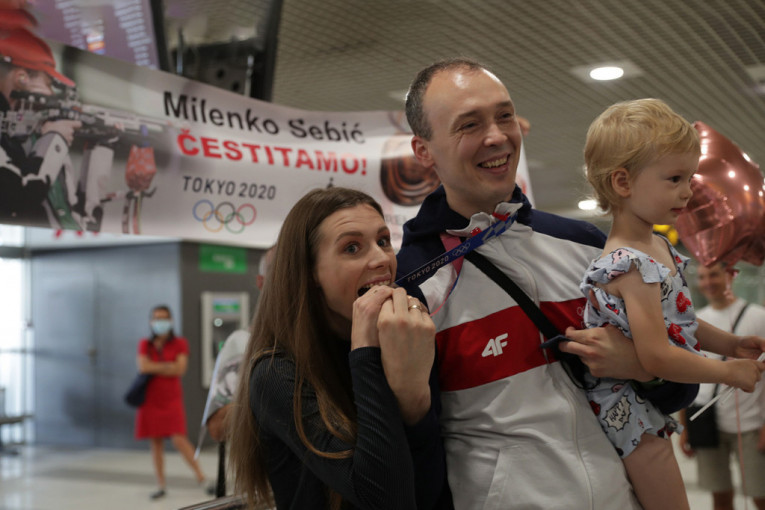 Stigla bronza u Srbiju: Sebić u zagrljaju supruge i ćerke, muzika, šampanjac, suze i smeh (FOTO)