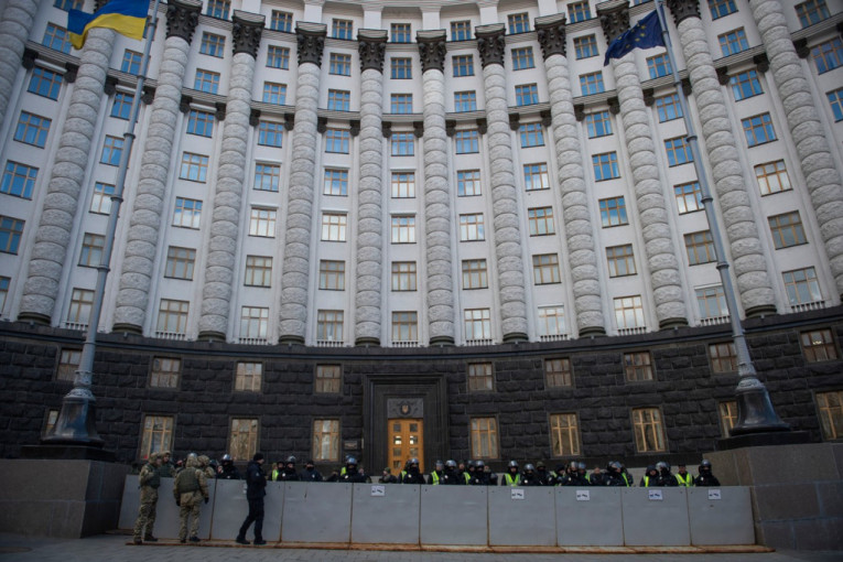 Bomba u zgradi Vlade Ukrajine: Ratni veteran preti da će se razneti! (VIDEO)