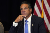 Prelomio zbog ćerki: Guverner Njujorka podneo ostavku posle optužbi za seksualno uznemiravanje