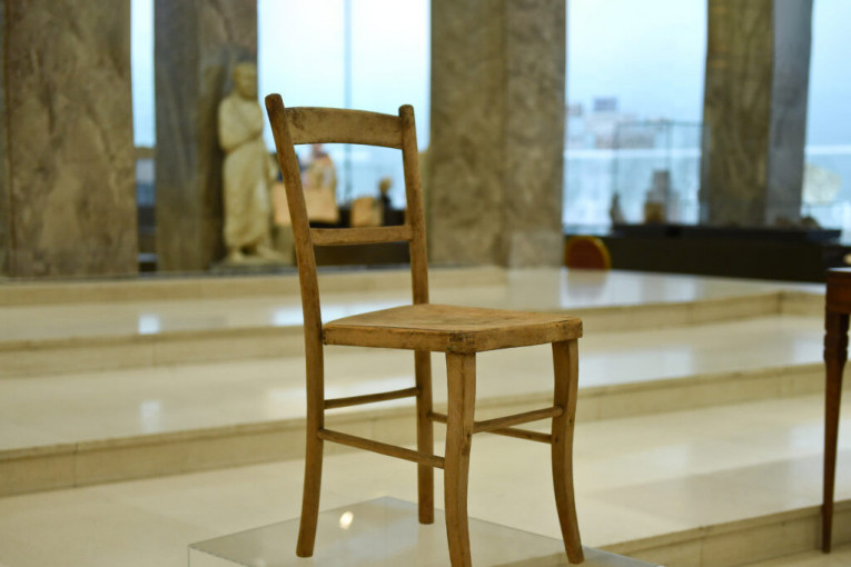 Stolica brutalno ubijene učiteljice kao simbol srpskog stradanja: Potresna izložba u Narodnom muzeju