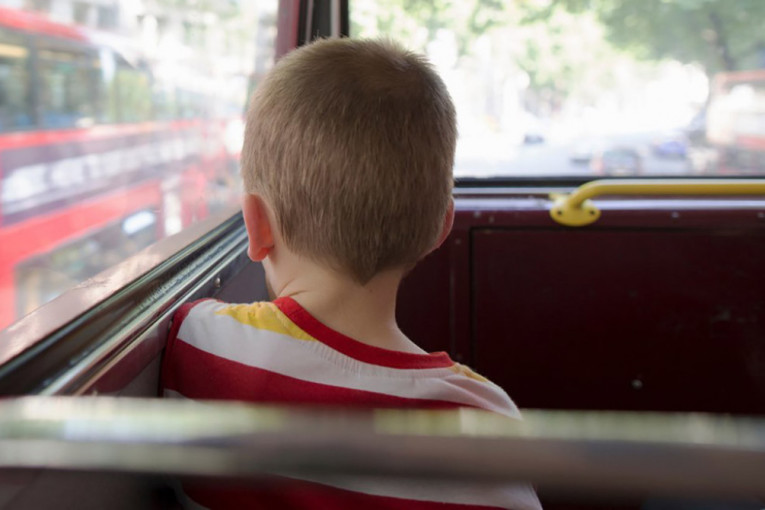 Mesec dana nakon što je dečak ostavljen u autobusu, roditelji još uvek bez prijave