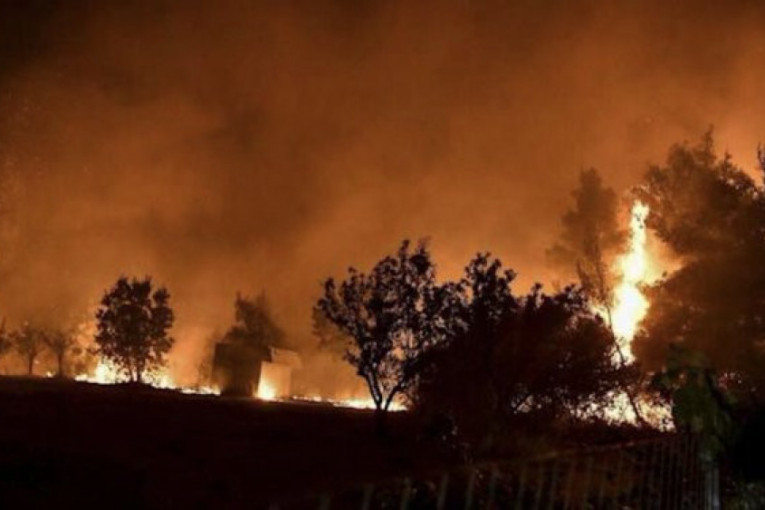 Vatra poprima zastrašujuće razmere pakla: Teška noć pred Atinom, požar se širi velikom brzinom (VIDEO)