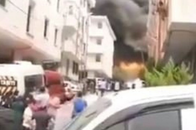 Eksplozija u Istanbulu: Dim se nadvio nad zgradom, gori skladište kompanije