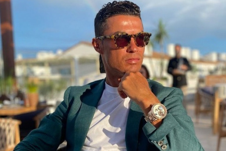 Baš ga voli: Ronaldo od devojke dobio terenac vredan 570.000 evra (FOTO)
