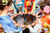 Japanski majstori izradili ručno 213 kimona s nacionalnim obeležjima i poslali svetu poruku mira (VIDEO)