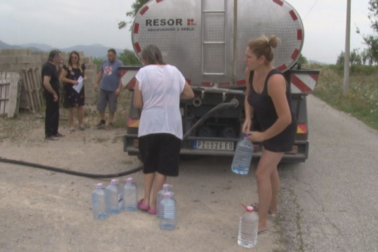 Muke meštana pojedinih sela kod Požege ne jenjavaju: Vodu nemaju već 10 dana, veš i sudove peru u komšiluku (FOTO)