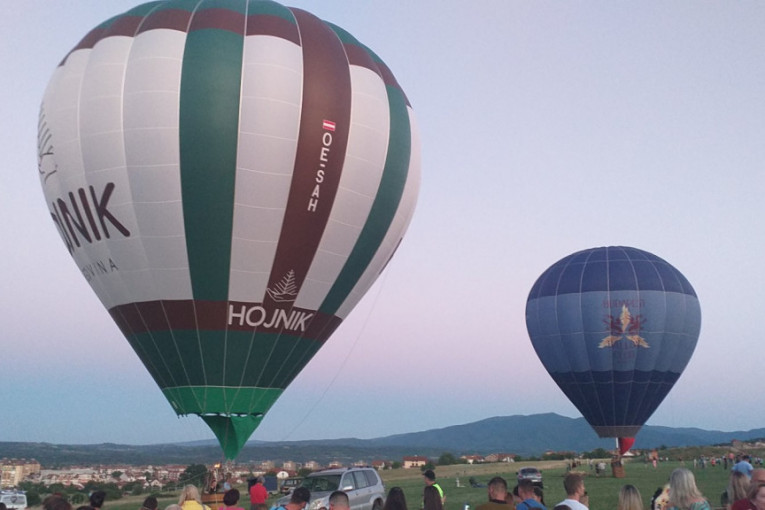 Baloni obojili nebo iznad Kruševca: Na Bagdalu stigli i stranci (VIDEO)