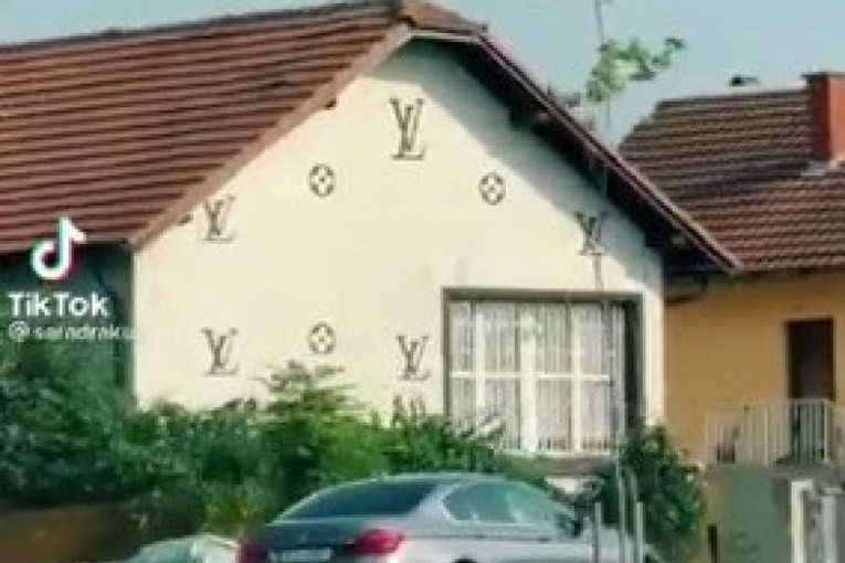Vratite gipsane lavove i labudove na kapije: Kuće u Bijeljini nose fasadu „Luj Viton“