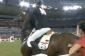 Menjajte pravila odmah, ovo nije humano: Nemica izbačena sa OI zbog udaranja konja (VIDEO)
