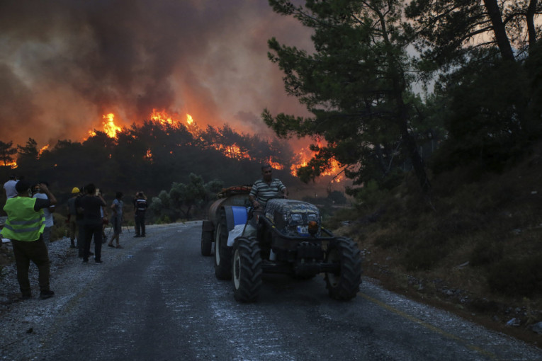 Vatrena stihija ne prestaje da divlja: Turska se bori sa još 13 požara, uključili se i ukrajinski avioni