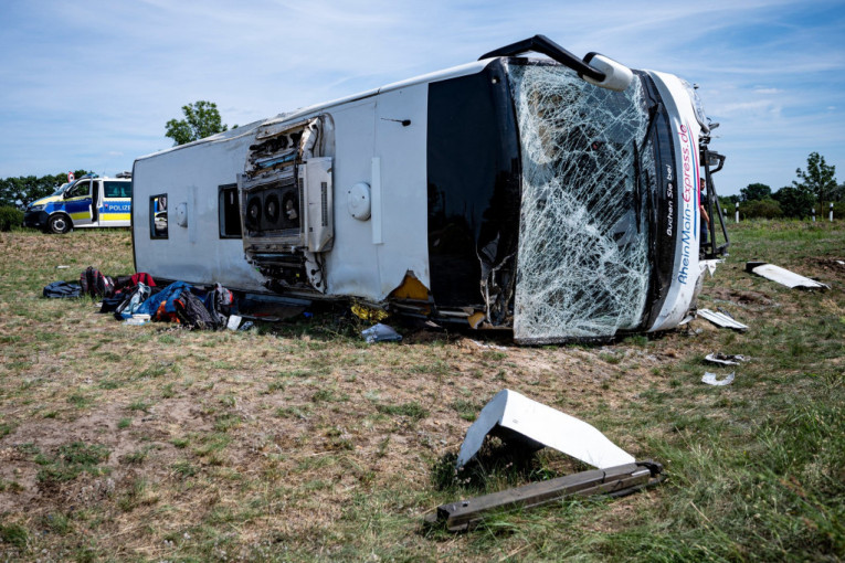 Teška saobraćajna nesreća u Mađarskoj: Na desetine povređenih, osmoro poginulo (VIDEO)