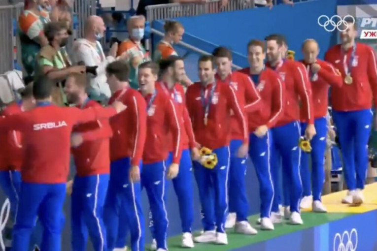 A od domaćina, za olimpijske šampione, poklon pesma: Srpski hit se orio bazenom u Tokiju (VIDEO)