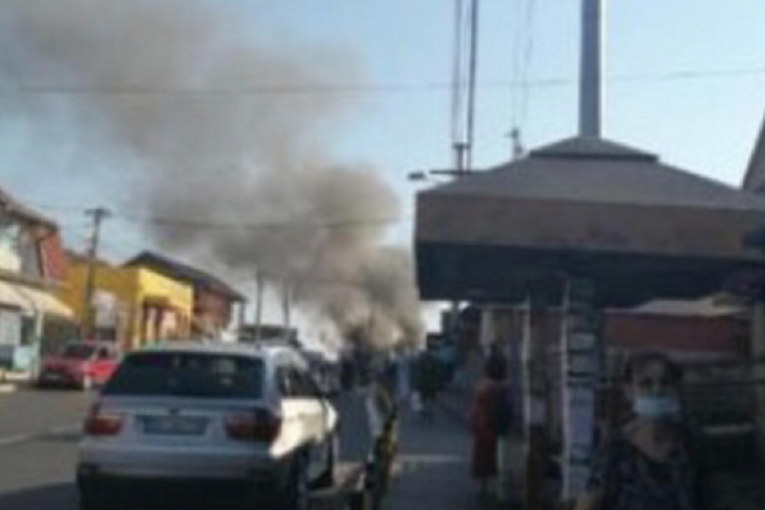 Potpuno izgoreo lokal brze hrane u Resniku: U objektu bili radnici (FOTO)