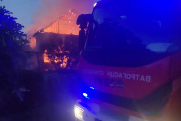 Strašan požar u Nišu odneo život: Pronađeno ugljenisano telo, kuća maltene nestala (FOTO)