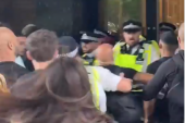 Napad na BBC: Demonstranti pokušali da nasilno uđu u kancelarije, sukobili se sa policijom (VIDEO)