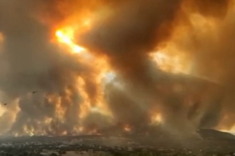 Požari i dalje besne na Eviji: Evakuisano više od 2.000 ljudi!