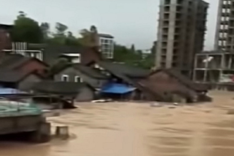 Potop u Kini: Hitno evakuisano 80.000 ljudi (VIDEO)