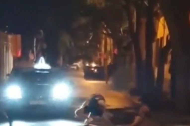 Pijani se valjali po ulici: "Groznica subotnje večeri" u Nišu (VIDEO)