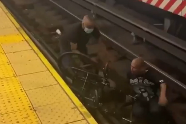 Muškarac u invalidskim kolicima pao na šine, a voz samo što nije stigao... Onda se pojavio heroj! (VIDEO)