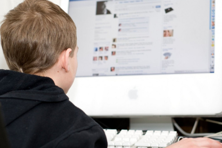 Zabrinjavajući podaci: Deca provode na internetu više od tri sata dnevno