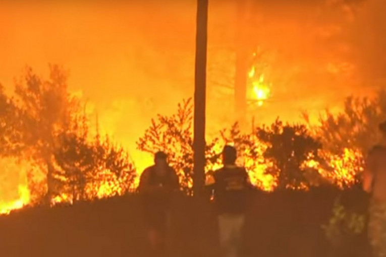 Dramatično na Peloponezu: Požar se širi, kuće bukte, naređena evakuacija (VIDEO)