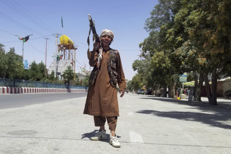 Panični beg od rafala: Talibani pucali na aerodromu u Kabulu pred ženama i decom