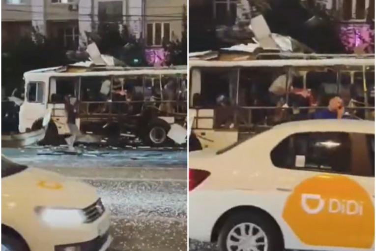 Eksplodirao autobus u centru grada: Putnici se ukrcavali u vozilo kad je sve prasnulo (VIDEO)