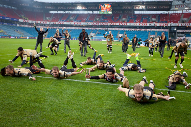 Skandal u Norveškoj! Fudbaleri Brana organizovali orgije na travnjaku stadiona, kamere sve snimile