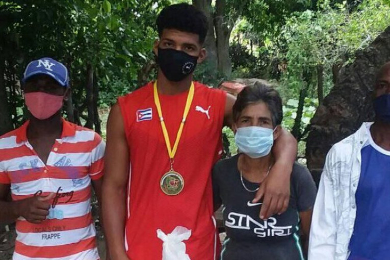 Mladi Kubanac nagrađen za zlato: Viršle, jaja, deterdžent i sredstva za higijenu (FOTO)