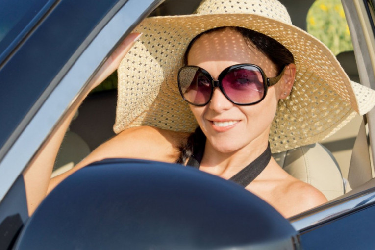 Zaštitna folija, zatamnjena stakla ili cerada: Šta najbolje štiti unutrašnjost automobila od sunca