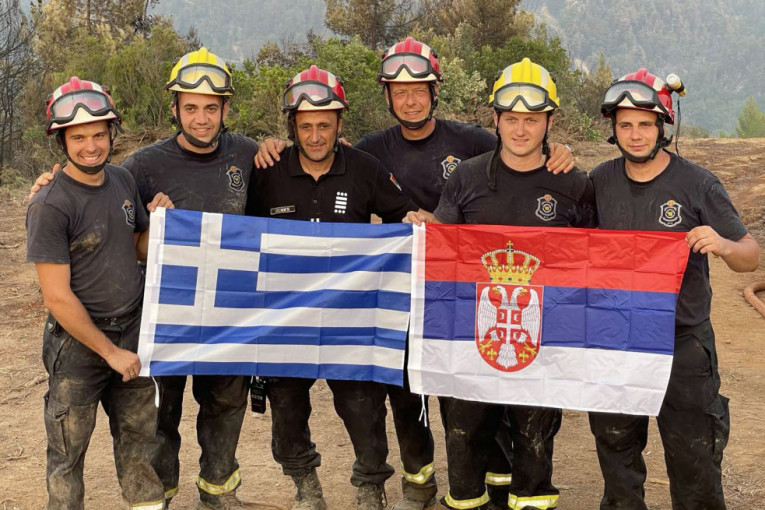 Bratski protiv strašnih požara: Vatrogasci na Eviji nastavili borbu sa stihijom (FOTO/VIDEO)