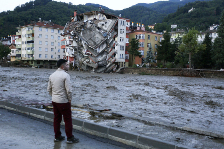 U poplavama u Turskoj stradalo 27 osoba: Hitno evakuisano više od 1.700 ljudi