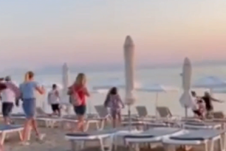 "Stani, ženo": Borba srpskih turista za ležaljke na grčkoj plaži postala hit na internetu (VIDEO)