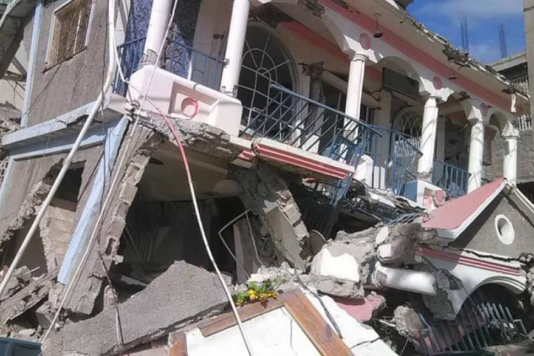 Nove jezive informacije i prizori iz Haitija: Ima puno mrtvih, decu i žene izvlače ispod ruševina (FOTO/VIDEO)