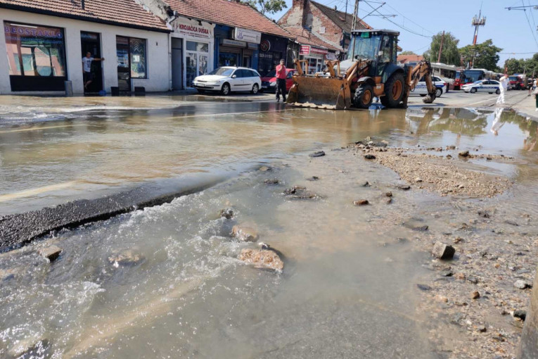 Potop kod Cvetkove pijace: Pukla cev, sve blokirano, voda nosi asfalt i preti da uđe u lokale (FOTO/VIDEO)
