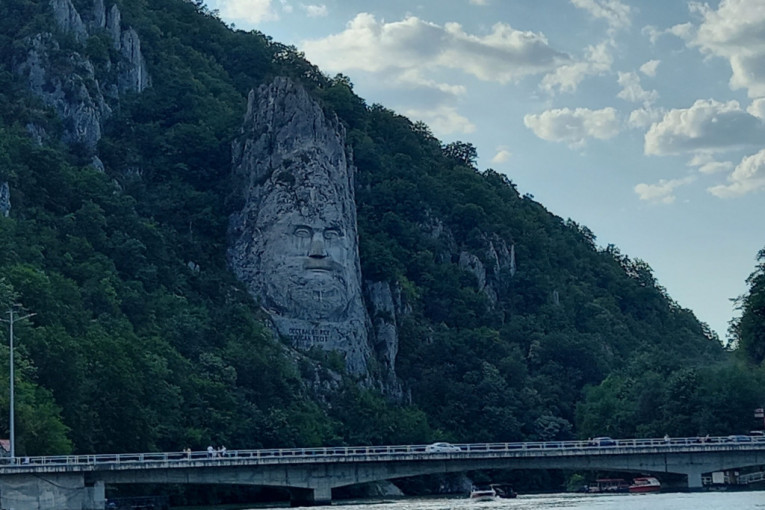 Najveća isklesana skulptura u Evropi: Poslednji vladar Dakije čuva Dunav i gleda u Trajanovu tablu (FOTO)