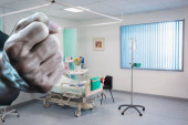 Pobesneli pacijent nasrnuo na medicinsku sestru usred Doma zdravlja u Borči: Šutnuo je u stomak jer se niko nije javljao na telefon? (FOTO)