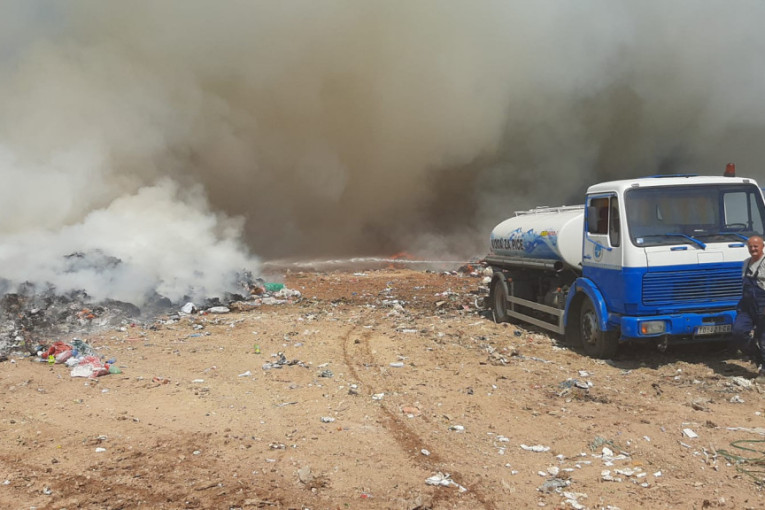 Кritično u Topoli: Vetar velikom brzinom širi vatru, pojedini meštani napustili svoje domove