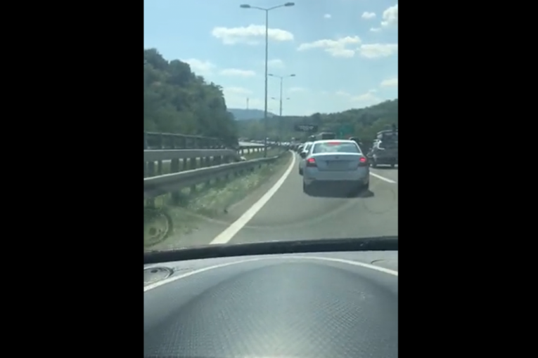 Lančani sudar kod Bubanj Potoka: Učestvovala četiri automobila, povređeno troje dece!