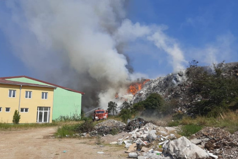 Treći dan gori deponija u Topoli: Zapalilo se čitavo brdo, vatra stigla do reciklažnog centra