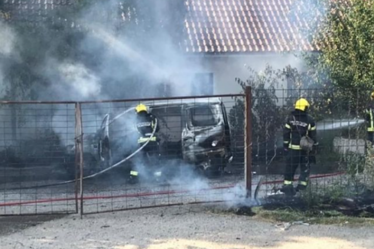 Izgoreo automobil na Dorćolu: Pričinjena veća materijalna šteta (FOTO)