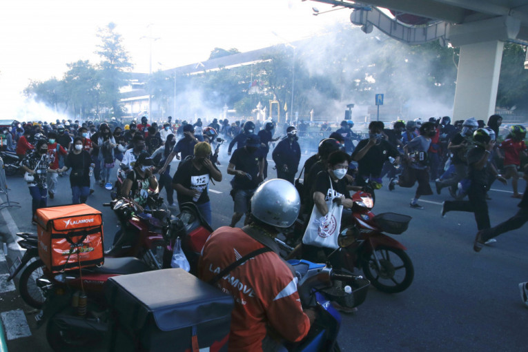 Nemiri i u Bangkoku: Sukob policije i demonstranata drugi dan zaredom (VIDEO)