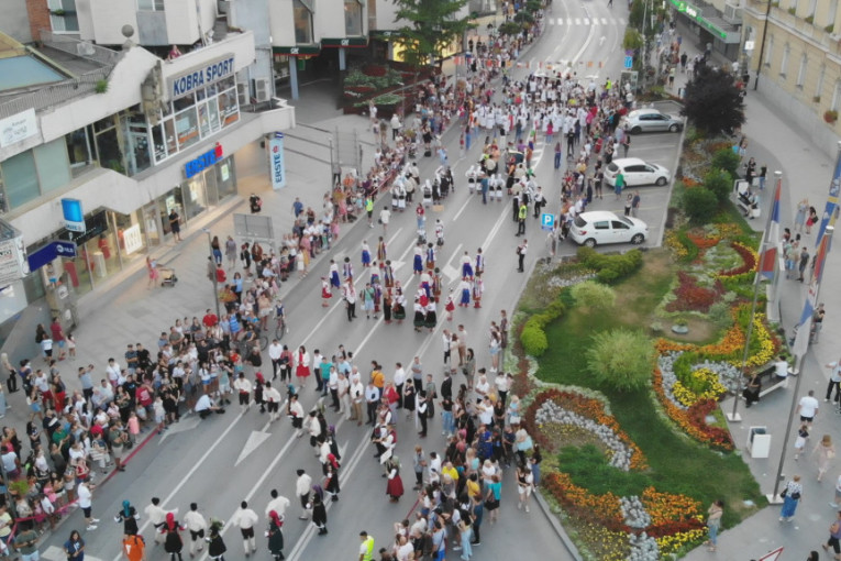 Praznik folklora u gradu na Đetinji: Užičkim ulicama prodefilovalo 700 omladinaca iz osam zemalja