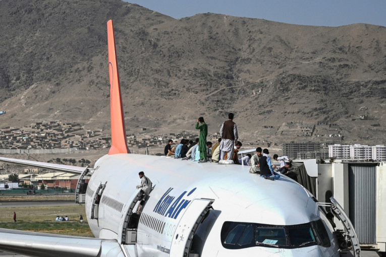 Iz Avganistana poleteo skoro prazan avion: Marinci nisu puštali na aerodrom, žena se odlučila na očajnički potez